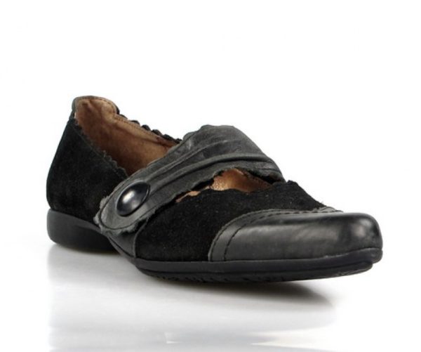 zapatos negros de tacón bajo. u026