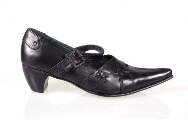 zapato negro look moderno.u798