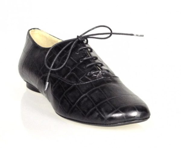 zapatos negros con cordones.o447