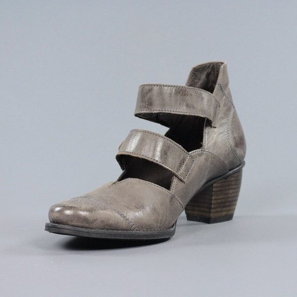 Zapatos grisáceos.u979x