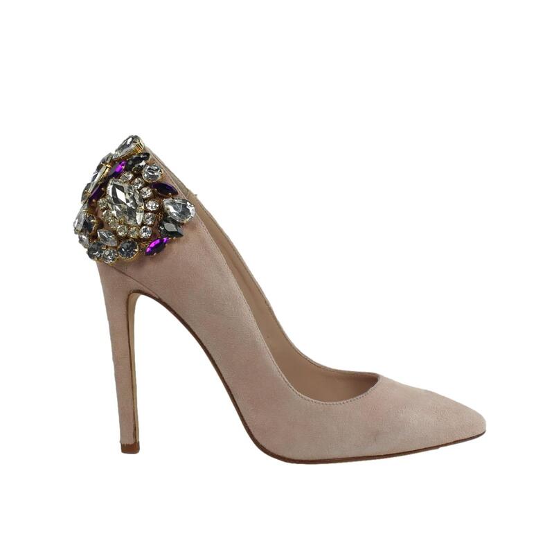 Zapatos de salón piel nude con tacón y adorno joya.t261ap